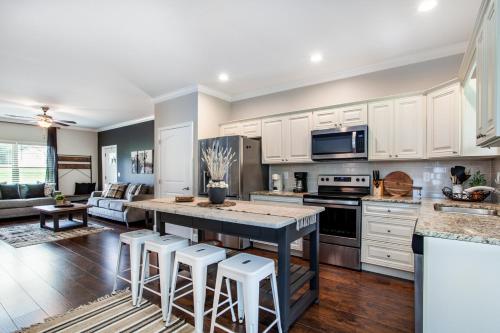 Dapur atau dapur kecil di Elegant End Condo Fireplace Community Amenities