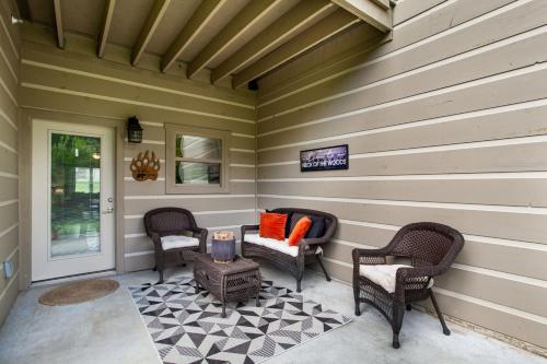 Ruang duduk di Elegant End Condo Fireplace Community Amenities