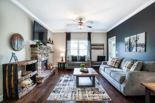 Ruang duduk di Elegant End Condo Fireplace Community Amenities
