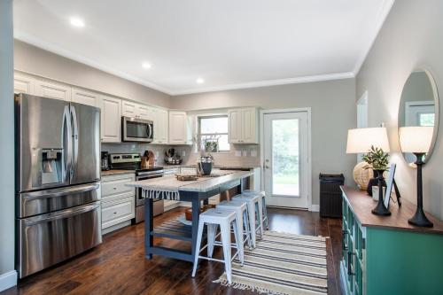 Dapur atau dapur kecil di Elegant End Condo Fireplace Community Amenities