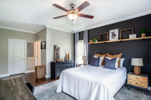 Katil atau katil-katil dalam bilik di Elegant End Condo Fireplace Community Amenities
