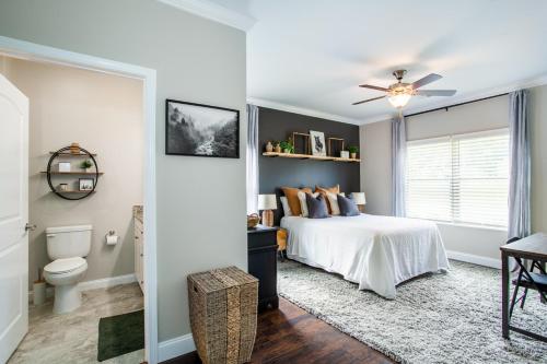 um quarto com uma cama, um WC e uma janela em Elegant End Condo Fireplace Community Amenities em Townsend