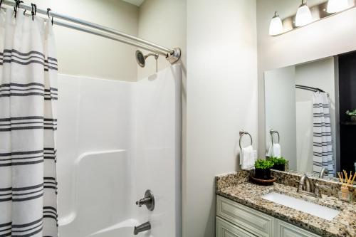 Bilik mandi di Elegant End Condo Fireplace Community Amenities