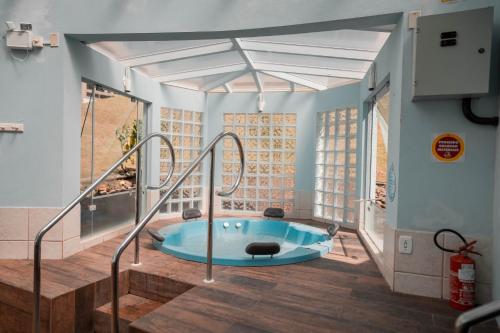 baño con bañera en el centro de una habitación en Hotel Termas da Guarda, en Tubarão