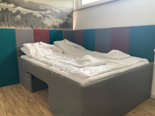 een bed met witte lakens in een kamer bij Sara Apartament z sauną in Ustroń