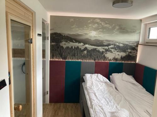 een bed in een kamer met een schilderij aan de muur bij Sara Apartament z sauną in Ustroń
