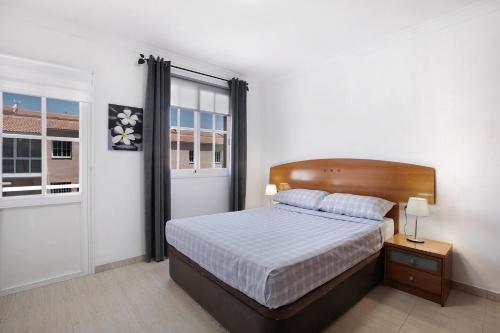 Un dormitorio con una cama grande y una ventana en Casa vacacional Lomada en San Isidro