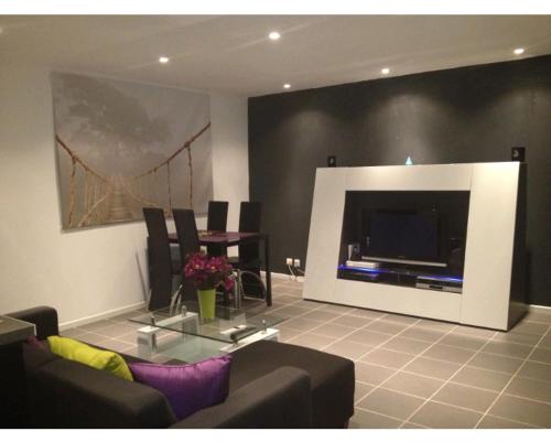 ein Wohnzimmer mit einem Sofa und einem großen Flachbild-TV in der Unterkunft Hollidays home piscine et jardin in Plan-de-Cuques