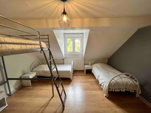 une chambre avec deux lits superposés et une fenêtre dans l'établissement Appartement 6/8 pers Le Petit Bertin, à La Bresse