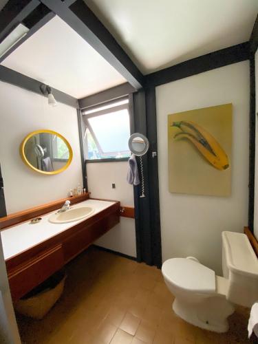 La salle de bains est pourvue d'un lavabo et d'une banane sur le mur. dans l'établissement Chácara Espetacular em Ibiúna, à Piedade