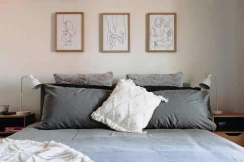 Un dormitorio con una cama con tres cuadros en la pared. en Stylish Family Bliss & SPA Heaven - The Gleam, en Dubbo