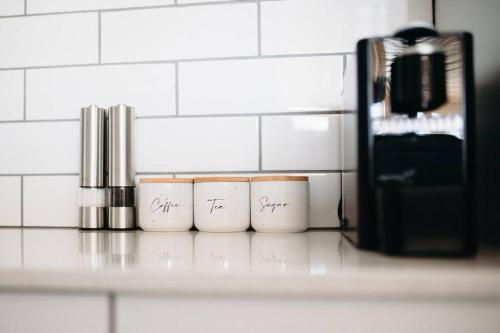 Utensilios para hacer té y café en Stylish Family Bliss & SPA Heaven - The Gleam