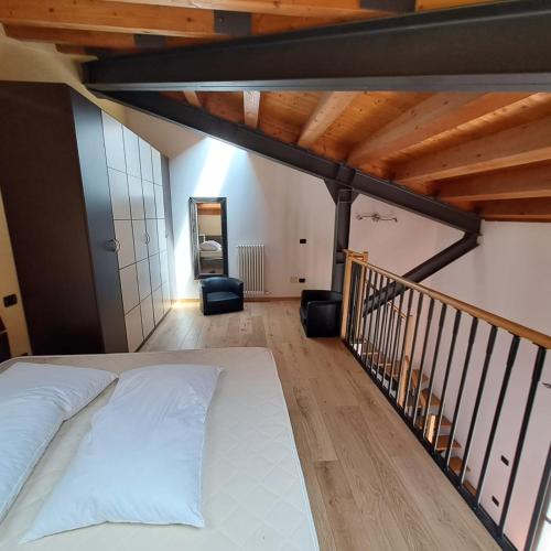 Meldola的住宿－Via Cavour Meldola，一间带白色床铺的卧室,位于带木制天花板的客房内。