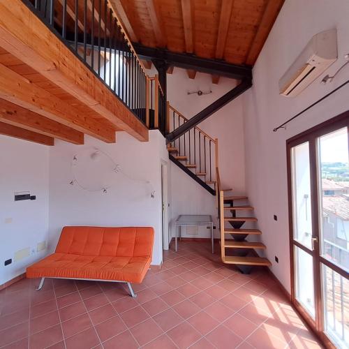 Meldola的住宿－Via Cavour Meldola，楼梯间里橙色的沙发
