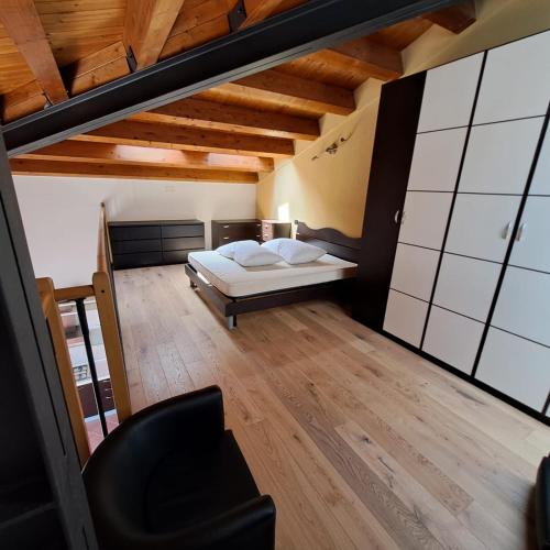Meldola的住宿－Via Cavour Meldola，一间卧室,卧室内配有一张床和一把椅子