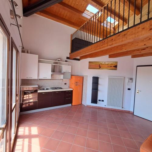 Meldola的住宿－Via Cavour Meldola，一间大厨房,配有白色家电和木制天花板