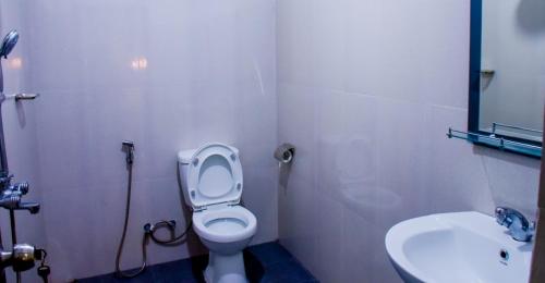 a small bathroom with a toilet and a sink at Okeed Ella in Ella