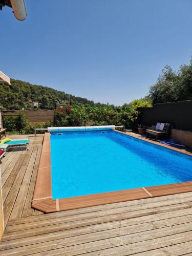 une grande piscine sur une terrasse en bois dans l'établissement Chalet de 25 m2 avec jardin, piscine et spa uniquement accessible en juin sept, à Lorgues