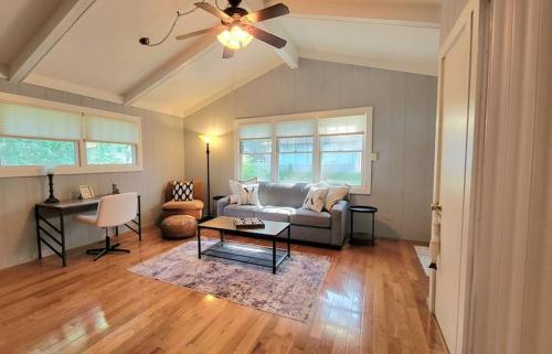Imagen de la galería de Riverfront Charmer with Character & Entertainment, en McHenry