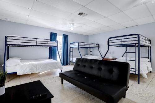 聖安東尼奧的住宿－King Bed Lovely Escape Mins To Seaworld Pool，客厅配有两张双层床和一张沙发