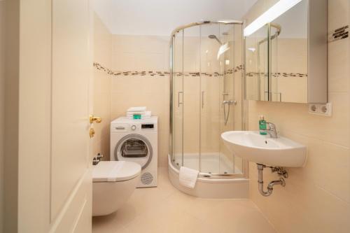 uma casa de banho com um lavatório e um chuveiro. em Comfort Apart Baden-Baden em Baden-Baden