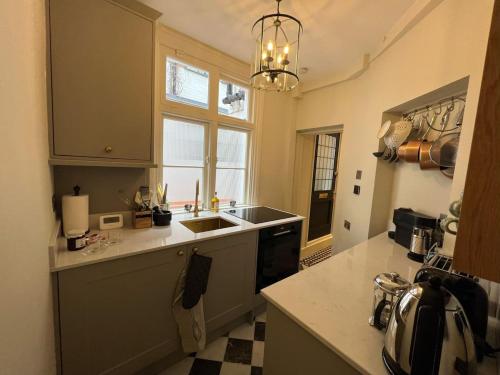 eine Küche mit einer Spüle und einer Arbeitsplatte in der Unterkunft Luxury London English Charm in London