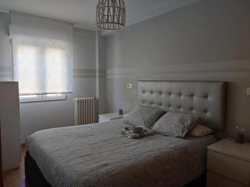 um quarto com uma cama com um bicho de peluche em Laucar Vivienda de uso turístico em Burgos