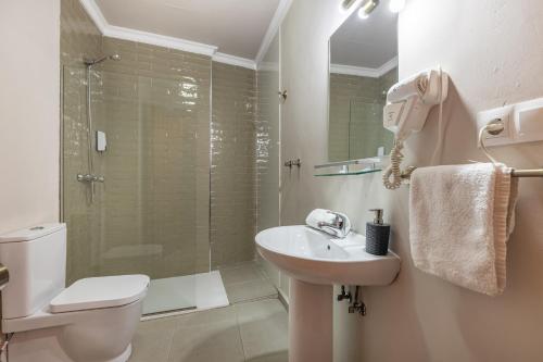 ein Bad mit einem WC, einem Waschbecken und einer Dusche in der Unterkunft Apartamentos Alhambra Granada 3000 in Granada