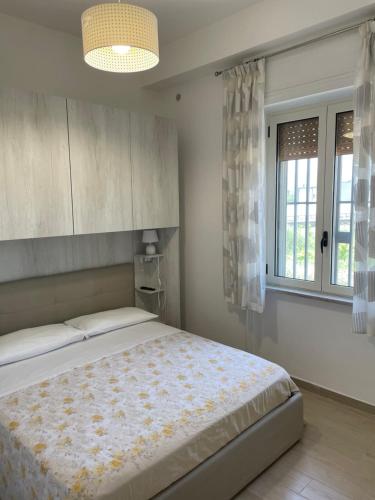 1 dormitorio con cama y ventana en Mary House en Pompei