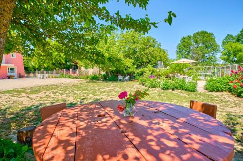 Κήπος έξω από το Stacys Apartments near Sidari