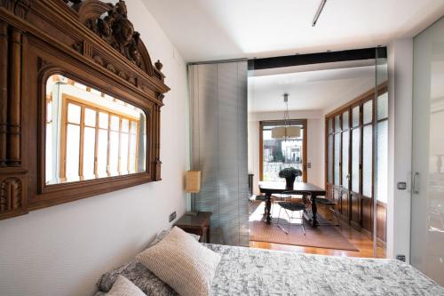 1 dormitorio con cama, ventana y mesa en Boulevard Apartmento, en San Sebastián