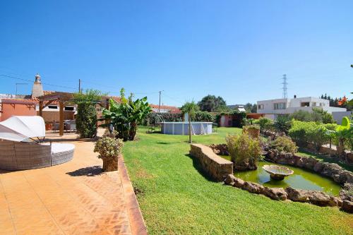 a garden with a pond in a yard at At-tunis in Tunes