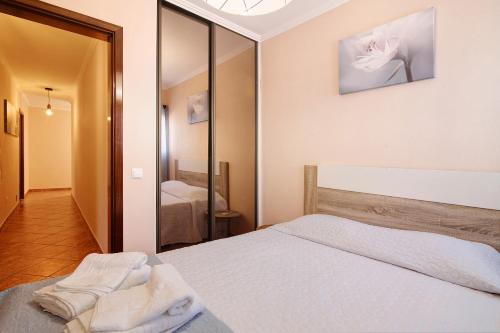 a bedroom with a bed and a mirror at At-tunis in Tunes