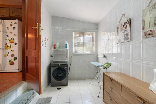 a laundry room with a washing machine in it at At-tunis in Tunes