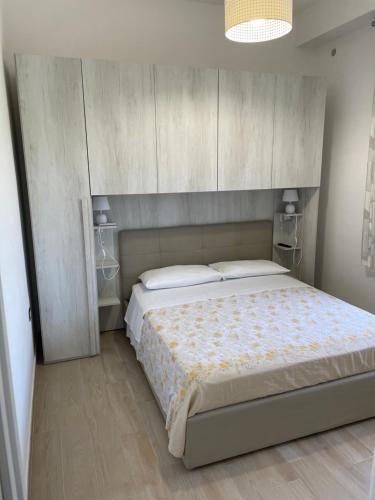 1 dormitorio con 1 cama grande y armarios de madera en Mary House en Pompei