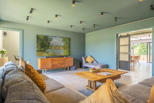 una sala de estar con un sofá y una mesa en The Grain Store, en Reepham