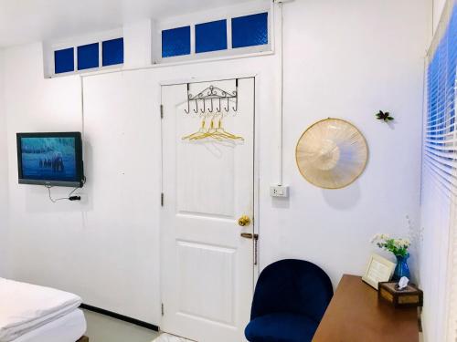 プラナコーン・シー・アユタヤにあるZleepinezz Hostelのドア、椅子、テーブルが備わる部屋