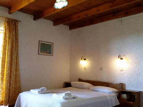 1 dormitorio con 2 camas en una habitación en Olive tree Cottages, en Palaiochóra