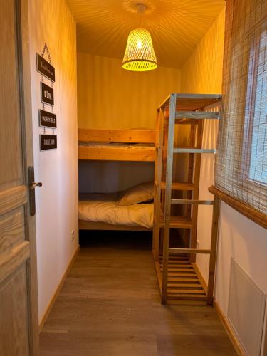 Habitación con 2 literas y luz. en Le Repère du Loup, en Malbosc