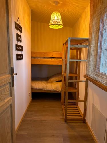 a room with two bunk beds and a light at Le Repère du Loup in Malbosc