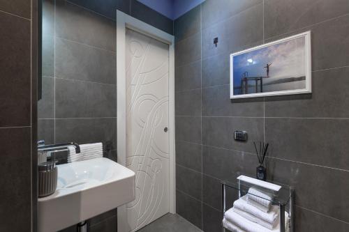 ein Badezimmer mit einem Waschbecken, einem WC und einem Spiegel in der Unterkunft FWL Italian Romance on the Lake in Arona