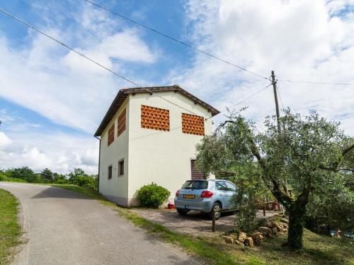 UzzanoにあるIdyllic Holiday Home in Pescia with Swimming Poolの車寄せの白い家