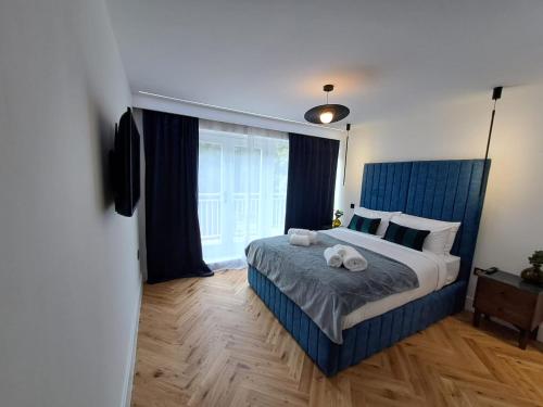 - une chambre avec un lit avec deux animaux rembourrés dans l'établissement Newly Renovated Flat with Parking space, à Canterbury