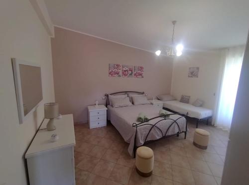 Un dormitorio con una cama y una mesa. en La Padula - Salento, en Giuggianello