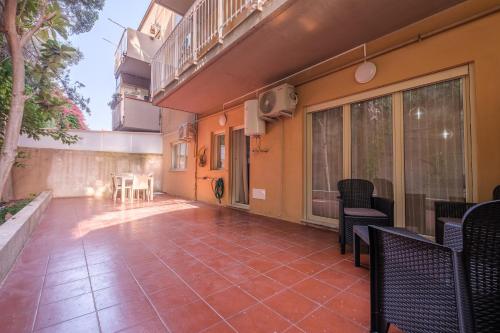 an empty patio with chairs and tables and a balcony at Damilhouse 1 in Messina