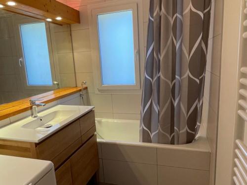 une salle de bain avec un rideau de douche et un lavabo dans l'établissement Appartement 3 pièces à Méribel Altiport - Pied des pistes, proche golf, pour 6 personnes - FR-1-411-706, à Les Allues