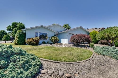 a house with a yard with bushes and trees at Charming Rogue Valley Home in Central Point! in Central Point