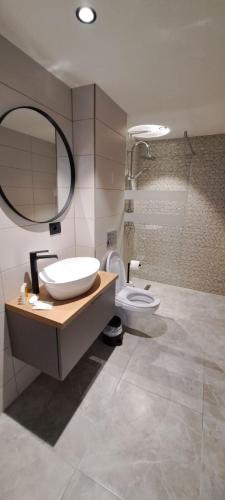 Koupelna v ubytování Hotel Plutitor Lebăda