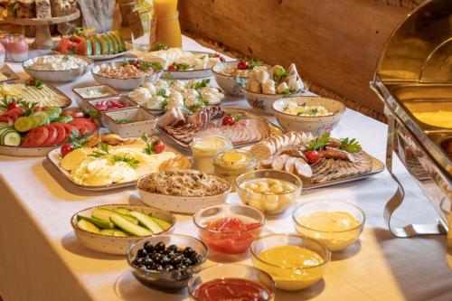 Una mesa con muchos tipos diferentes de comida sobre ella. en Pokoje Javorina, en Zakopane