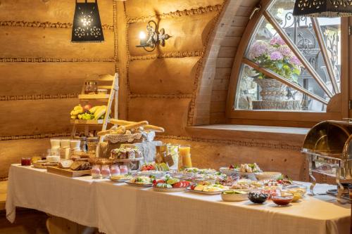 Una mesa con un buffet de comida encima en Pokoje Javorina, en Zakopane